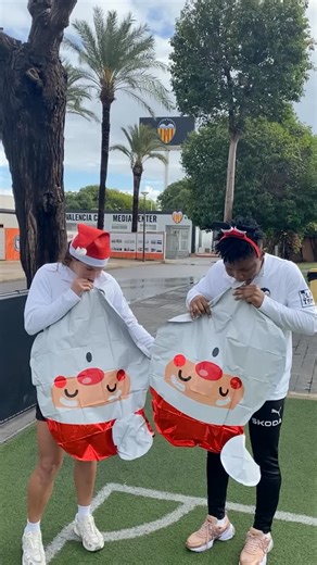 Valencia CF Femenino 🦇 on Instagram: "🎅🏼 ¡𝐏𝐀𝐏𝐀 𝐍𝐎𝐄𝐋 𝐂𝐇𝐀𝐋𝐋𝐄𝐍𝐆𝐄! 🔛 #ADNVCF 🦇"