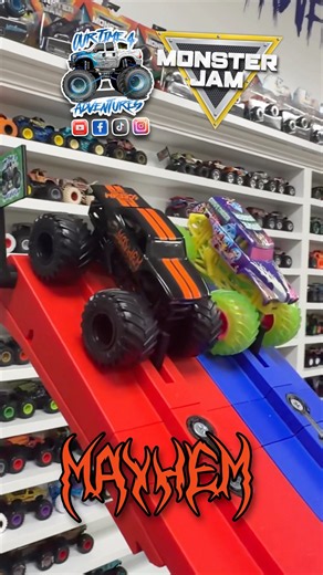 MonsterJam #Toy #MonsterTruck #Racing #1215 Mayhem 🆚 Grave Digger WILD Ride along Battle