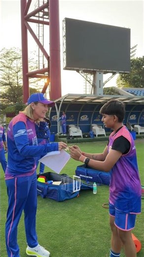 Coach Lisa चे new looks 😎👌#AaliRe #MumbaiIndians #TATAWPL