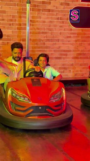 Dhamaal 4 Cast Goes Wild! Ajay Devgn & Riteish Deshmukh Enjoy Bumper Car Fun | N18S