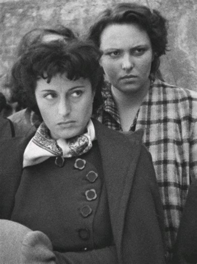 Roma sotto l’occupazione nazista, la paura, la resistenza, il coraggio della gente comune. Roma città aperta di Roberto Rossellini racconta senza filtri il dolore e la dignità di un popolo che non si arrende. Indimenticabile Anna Magnani, simbolo di forza e umanità, in uno dei film più potenti del Neorealismo italiano. 🎬🇮🇹 #ciaksigira #cinemaitaliano #attoriitaliani #annamagnani #neorealismo