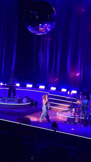 Hilary Duff - The Lucky Me Tour / Rod Laver Arena / Song: Beat of My Heart