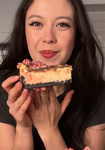 peppermint bark cheesecake oreo crust: ~28 oreos (300g) 6 tbsp (85g) melted butter pinch of salt *mix all together and press into a 9inch spring form pan. bake at 350 for 10 min then take out and reduce the oven temp to 325. let crust cool a bit. cheesecake: 24 oz (680g) cream cheese, softened 3/4 cup (150g) sugar 6 oz white chocolate 1/2 cup (120g) sour cream/greek yogurt 3 large eggs 1 tbsp (12g) vanilla extract 1–2 tbsp (8–16g) cornstarch 3/4 cup (90–100g) chopped white chocolate 1/2 cup (50g