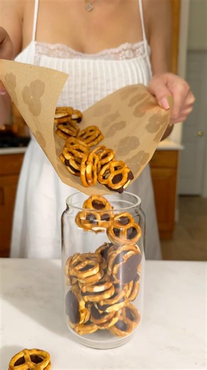 2-Ingredient Chocolate Pretzel Sandwiches 🥨🍫