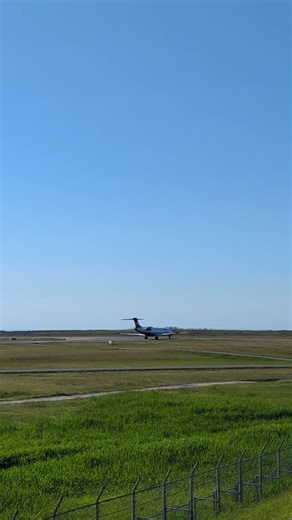新潟空港をタキシングするIBEXエアラインズ CRJ700｜海沿いを進むリージョナルジェット