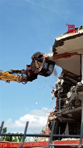 Explosion dans une résidence près de La Rochelle : la démolition en images