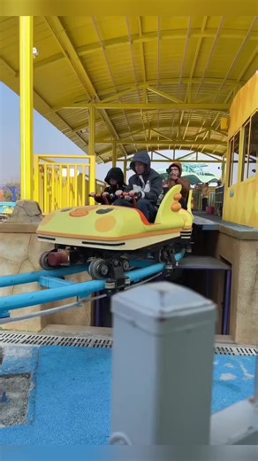 Full-Capacity Roller Coaster Test: Get Your Heart Racing in a Single Second.#rides #amusementrides #rollercoaster #amusement #carnivalrides