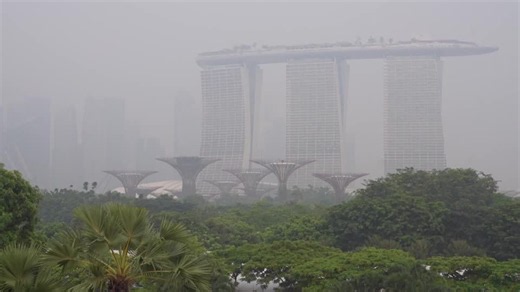 Thick haze lingers over Singapore as Indonesia fires rage on