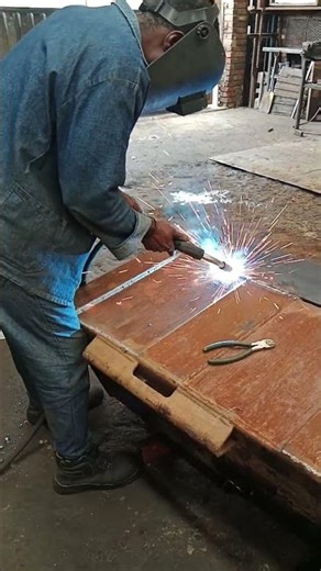 GAS METAL ARC WELDING PROCESS DURING CATERPILLAR BUCKET REPAIR IN MECHANICAL WORKSHOP