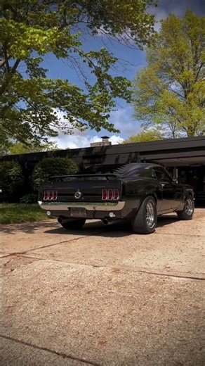 Dodge Challenger SRT Hellcat – The Ultimate American Muscle Car