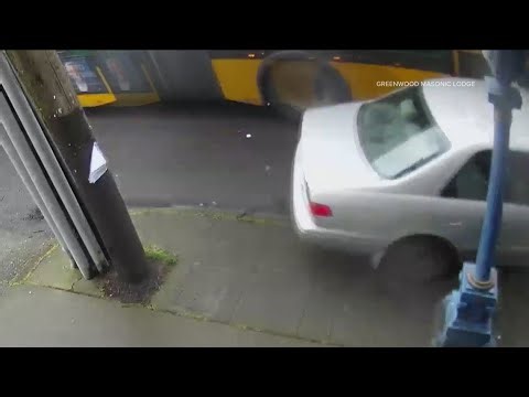 King County Metro bus crashes into cars in Greenwood