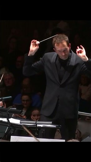 What does a synthesizer concerto sound like? 🎼