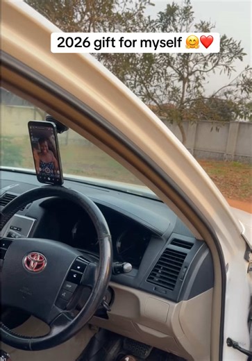 Thank you @THE PHONE LUXE UG for this amazing gadget 🤗💃 happy new year lovelies #fyp #2026 #newyearvibes #happynewyear2026