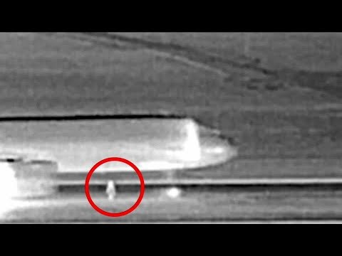 Momento exacto en que avión atropella a una persona en Denver