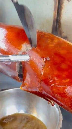 Is this the juiciest suckling pig you’ve ever seen?! 🐖🔥🤷🏽‍♂️