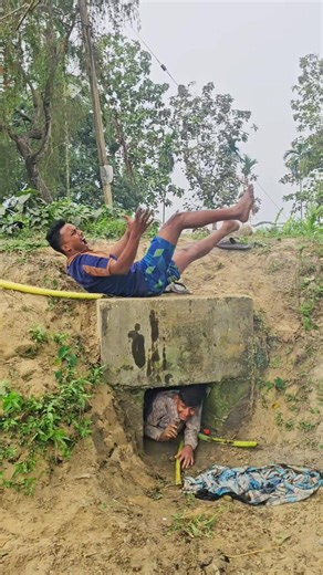 👉 A hilarious prank from behind during bathroom time! Super funny video 😂 #Super #vrial #comedy #funnyvideos | Friend media 2.0