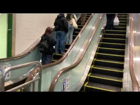 【日立】2X エスカレーター 京王新宿駅からJR新宿駅 2X escalator Shinjuku station Keio line & JR line Tokyo Japan
