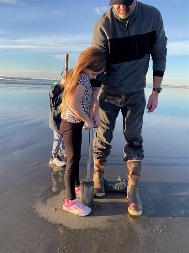 Little ladies first time digging her own clams 😃 | Oregon State Razor Clamming