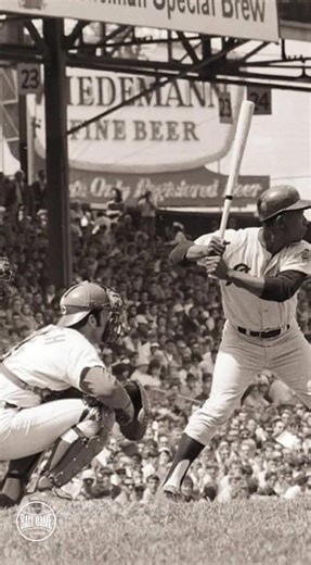May 17, 1970. Hank Aaron vs. Johnny Bench at Crosley Field. It looks like the moment Aaron got his 3,000th hit, but it's not. In the game where Aaron actually made history, Bench was playing a rare start in Center Field. #HankAaron #JohnnyBench #BaseballHistory