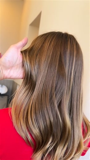 Rayne 🪽 (Alex Credo) on Instagram: "Maintain your highlights every 6-8 weeks with a color melt/all over toner refresh 💖🏆🪽 Demi-permanent only for ultimate shine ✨ Sealed and hydrated with a K18 revival treatment 🙏🏽 Made with @schwarzkopfusa 🧑🏽‍🎨 Styled with @davinesofficial ⭐️ Book your color @vanelia_beautyroom 💕 #tijuanasalon #tijuanabalayage #tijuanahaircolor #raynelooks #raynevanelia"