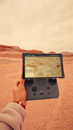 Magische Momente, eingefangen aus der Luft. 🏜️🔥 Mit der DJI Mavic 4 Pro gelingen dir cineastische Aufnahmen – vom Take-off im Wüstensand bis zum perfekten Shot bei Sonnenuntergang. ✨ Bereit fürs nächste Abenteuer? 🧳 🎥: IG/melzagers #DJI #DJIMavic4Pro #mavic4pro #drone #drohne #cameradrone #Kameradrohne #dronephotography #Drohnenfotografie