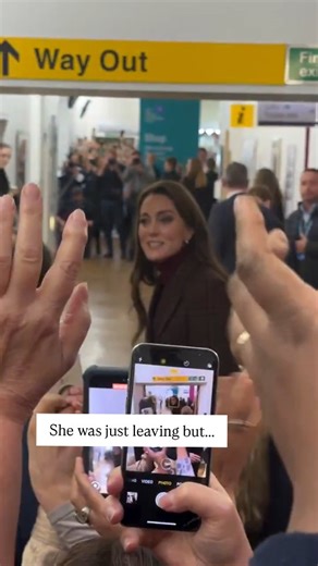 She was just leaving, but she went back again to greet the people waiting for her 🥰 Catherine's heart is as beautiful as she is outside. #princesscatherine #katemiddleton #princessofwales #royals #britishroyals | Kate Middleton Royal Style
