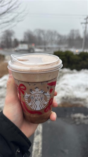 AC on Instagram: "Low cal @starbucks secret menu part 4!! (Kind of🤷‍♂️) - - If you love the sweetness of the Starbs drinks but hate the cals, this series is for you. I take a look at Starbucks's ✨delicious✨ Secret Menu concoctions and make them more macro friendly! - - ⬇️ Recipe Below⬇️ DM me what drink you want to see next☕️ Iced Protein Peppermint Mocha - Grande 225 cals • 1 Pump mocha sauce • 1 pumps sugar peppermint syrup • Almond or nonfat skim milk • Light peppermint chocolate protein Col