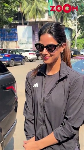 Harnaaz Kaur Sandhu POSES With Fans After Paps Say ‘1 Ghante Se...’ #shorts #harnaazsandhu #viral