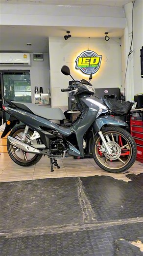 Wave125i Led 2026 งบไม่เกิน 2.700.- บาท รวมติดตั้ง --------------------------- 📍แผนที่ร้าน📍 https://goo.gl/maps/6qrVH6Y47uXkbgtU9 เวลาเปิด-ปิด : จันทร์-เสาร์ = 11.00-20.00 น. กรุงเทพ - ซอยจรัญสนิทวงศ์67 (หรือมาตามแผนที่ได้เลย) จุดสังเกตุ : ก่อนถึงป้ายแยก3 | LED POWER LIGHT
