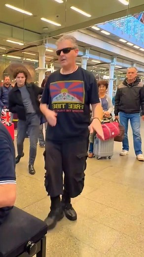 Public Piano Reactions to Stunning Piano Cover