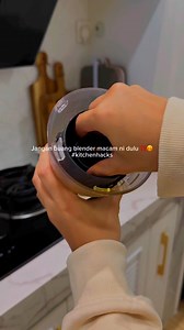 Kesan kunyit blender lama mmg susah nak tanggal kalau pakai air sabun biasa..So i guna “magic powder” ni untuk tanggalkan kesan kunyit yg dah lama kat mesin blender Nad tu. Terus nampak mcm baru 🥰 | Nadiah Nazri
