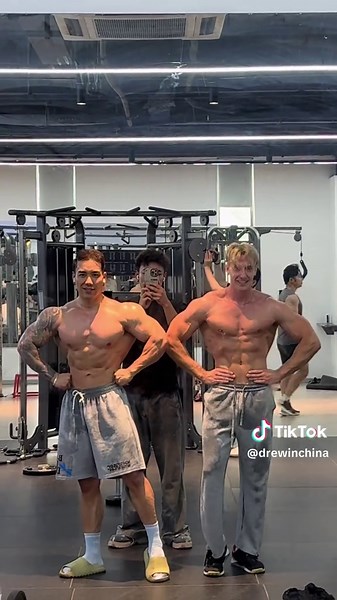 Watch me get mogged in China🇨🇳#travel #speakingmandarin #chinatiktok #traveltiktok #fitness #bodybuilding