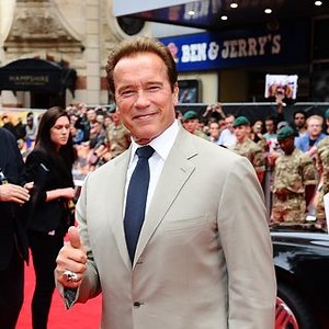 'Arnold Schwarzenegger' driving becomes internet hit - video