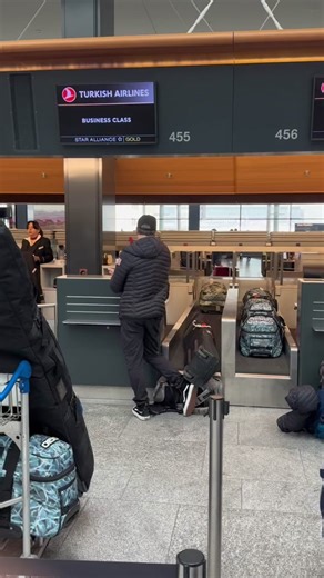 Coach Rob with the experienced veteran move. #travel #flying #snowboarding #traveltips #snow #fly