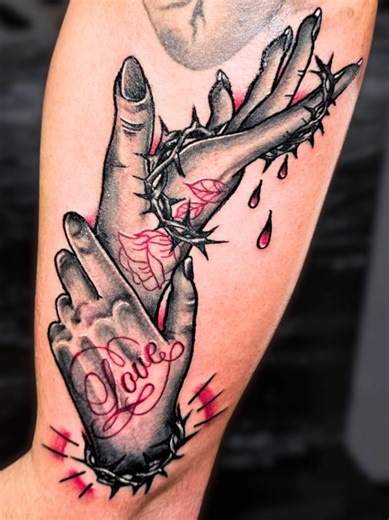 ¿Qué duele más? ¿El tattoo o lo que te lo inspiró? Si sabes la respuesta, este diseño es para ti. #tatuajesconsignificado #artetatuado #freaklifetattoo