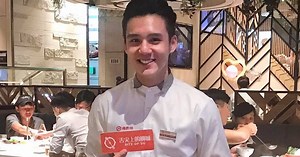 Trai đẹp Việt bất ngờ nổi tiếng khi làm phục vụ tại nhà hàng ở Singapore