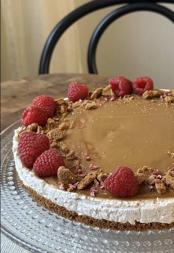 Ihanan helppo juustokakku! Biscoff ja vadelma sopii superhyvin yhteen😍 💌 RESEPTI (n. 22 cm irtopohjavuokaan) Pohja 200 g Biscoff-keksejä 70 g voita Sekoita sulatettu voi murskattujen keksien kanssa. Levitä leivinpaperilla vuoratun (kannattaa vuorata myös reunat) irtopohjavuoan pohjalle tasaisesti. Laita jääkaappiin odottamaan. Täyte 2 dl vispikermaa 400 g maustamatonta tuorejuustoa 150 g valkosuklaata N. 0,75 dl vadelmahilloa (suosittelen sellaista, jossa mahdollisimman iso marjapitoisuus niin