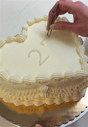 Creating Stunning Candy Pearl Decorations for Cakes