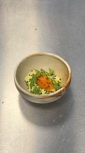 Hvide og grønne asparges med blanquette sauce, löjrom, purløg, sødskærm og citron 🤤 www.fumoaalborg.dk #fumo #aalborg #snack #asparges #aspargessæson #löjrom #behindthescenes #økologi | Fumo
