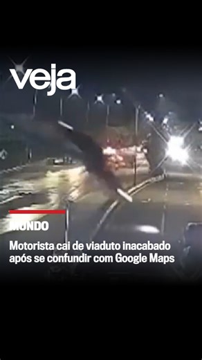 Um motorista caiu de uma altura de 12 metros ao dirigir por um viaduto em construção no leste de Java, na Indonésia, após se confundir com orientações do Google Maps. Imagens de segurança mostram o veículo avançando em alta velocidade pela estrutura inacabada e despencando sobre uma rodovia de três faixas, por pouco não atingindo outros carros. Ele e a passageira, Endang Sri Wahyuni, de 47 anos, tiveram apenas ferimentos leves. A mulher declarou que não pretende mais andar de carro com o motoris