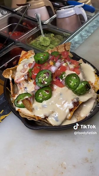 Skillet Nachos! 😍🌮 📍: Carlsbad Tavern 🌇: Scottsdale, AZ #foodyfetish #nachos #chips #cheese #scottsdalearizona #comfortfood #carlsbadtavern