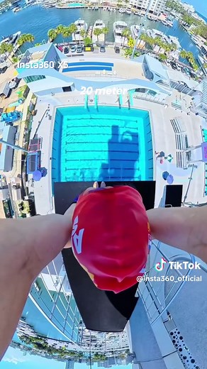 Most people stop at 10m 😬🌊 📸 @adventures_with_ginni with Insta360 X5 #insta360 #Insta360X5 #360camera #pov #challenge #diving