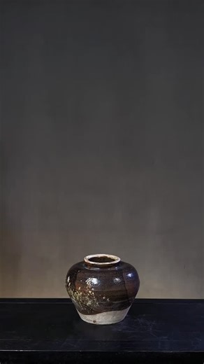 Akiko Family's Garden on Instagram: "Chinese flower arrangement tutorial: Capture autumn elegance and master the art of maple leaf floral design 🍁 Inspired by the poetic beauty of mountains after rain, this autumn display emphasizes harmony with nature. Materials used: vibrant maple branches, weathered wood accents, a vintage ceramic vessel, and a kenzan (pin frog). We use the slanting style (qingxie shi) to create dynamic movement while maintaining negative space (liu bai) for a contemplative,