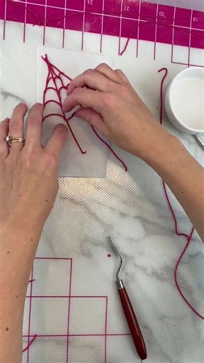 Easy fondant spider webs for superhero cakes