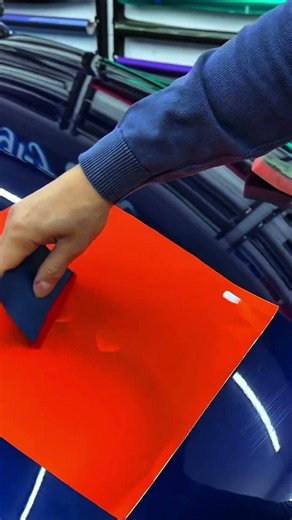 Pushing a Massive Air Bubble Under Vinyl Wrap Is Oddly Satisfying
