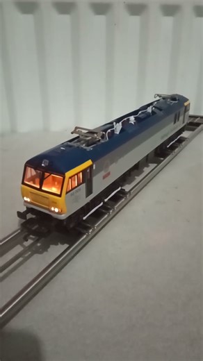 Hornby 92009, a Class 92 from 1995/1996. Full review in the related video!