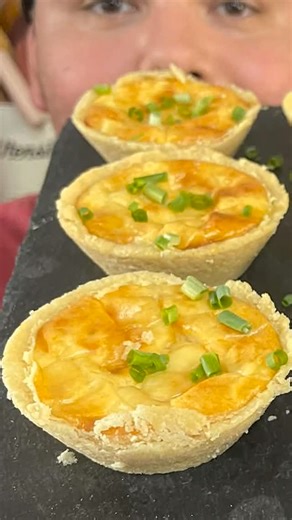 Rosi Mazegohan on Instagram: "EMPADINHAS DE QUEIJO QUE DERRETEM NA BOCA COM UMA MASSA ESPECIAL DE ÓLEO INGREDIENTES MASSA DE EMPADA 150 GRAMAS DE FARINHA DE TRIGO 80 ML DE OLEO DE GIRASSOL 1 GEMA 1 COLHER DE CAFÉ BEM RASA DE SAL INGREDIENTES RECHEIO DE QUEIJO PARA EMPADAS 1 OVO 50 GRAMAS DE QUEIJO PARMESÃO RALADO 50 GRAMAS DE QUEIJO BRANCO TIPO QUEIJO MINEIRO 1 PITADA DE SAL 1/2 CAIXINHA DE CREME DE LEITE CEBOLINHA PARA DECORAR E FINALIZAR #receitas #empada #empadao #salgados"