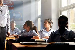 Clinical Quick Tips: See how the Cochlear™ Mini Microphone 2  can help your patients in the classroom - Cochlear ProNews