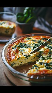 Un délice facile à préparer ! Cette quiche sans croûte au fromage cottage et épinards est parfaite pour un déjeuner léger ou un dîner rapide. Idéale pour les jours de semaine chargés ! | Recettes Delices