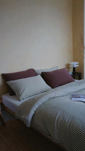 Shell & Woody - Sọc đen không nhàm chán Nếu bạn nghĩ beige phối sọc đen sẽ nhàm chán, hãy để Fluffy Studio thay đổi suy nghĩ đó. Với bản phối Washed Cotton Shell cùng điểm nhấn Woody trầm ấm, chúng mình đã có thể tạo nên một tổng thể đầy cuốn hút và không hề đơn điệu. Những đường sọc Shell mang đến nét hiện đại, đầy cá tính, được Woody dung hòa bằng sự ấm áp và chiều sâu. Sự kết hợp này không chỉ kiến tạo không gian thanh lịch, độc đáo mà còn mang lại cảm giác thư thái. Washed Cotton mềm mại và 